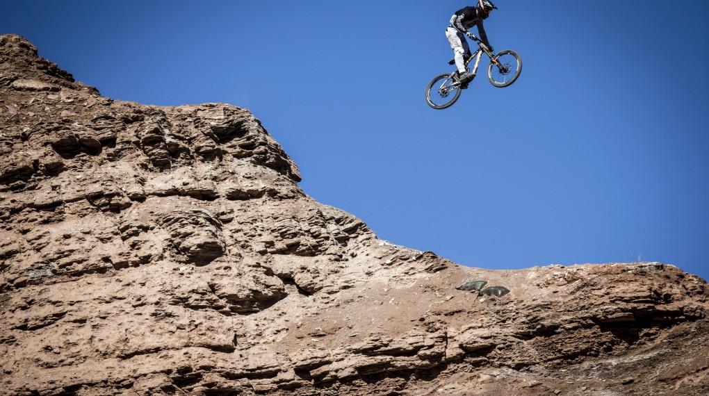 Hier fliegt Tom Van Steenbergen noch wunderschön, später stürzte er im ersten Run; Foto: Red Bull