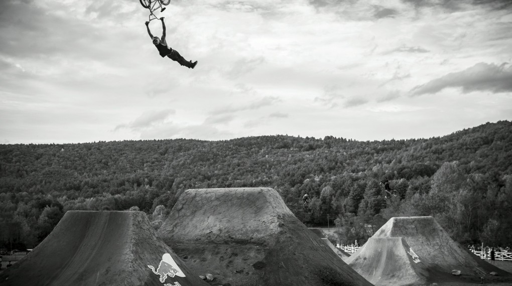 Style in Schwarz-Weiss: Jaie Toohey hebt ab; Foto: Red Bull