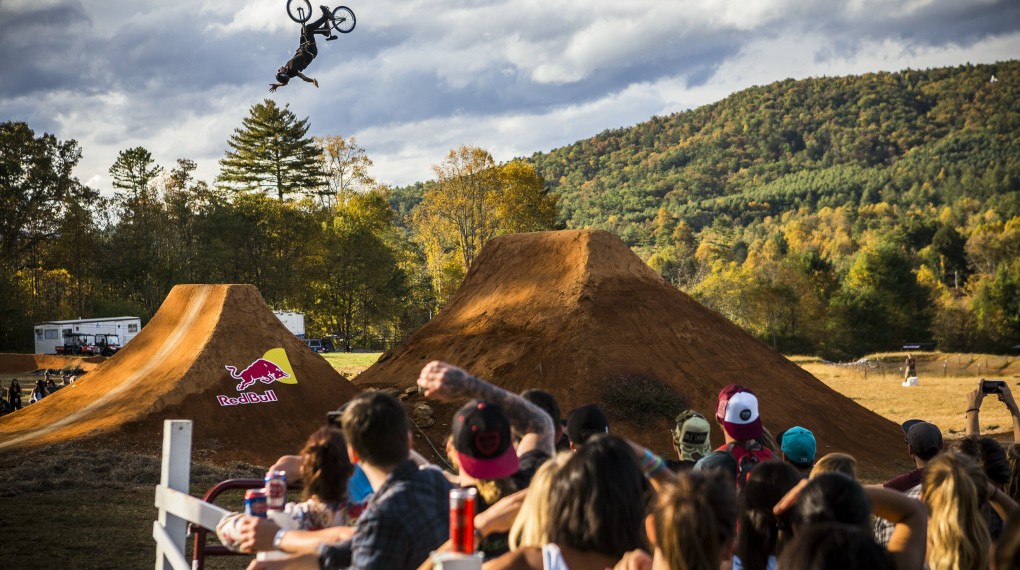 James Foster steht Kopf; Foto: Red bull