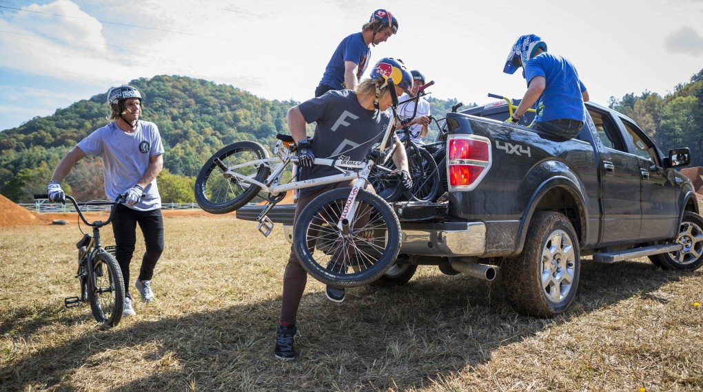 Und mit dem Shuttle geht´s zurück zum Start; Foto: Red Bull