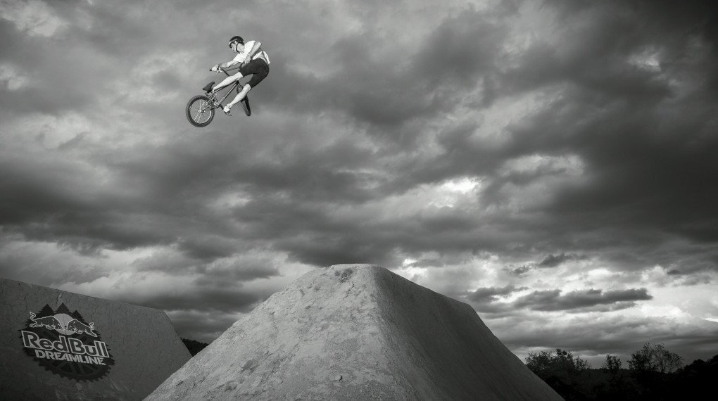 Himmel grau, Foto wow! Zak Earley in Aktion; Foto: Red Bull