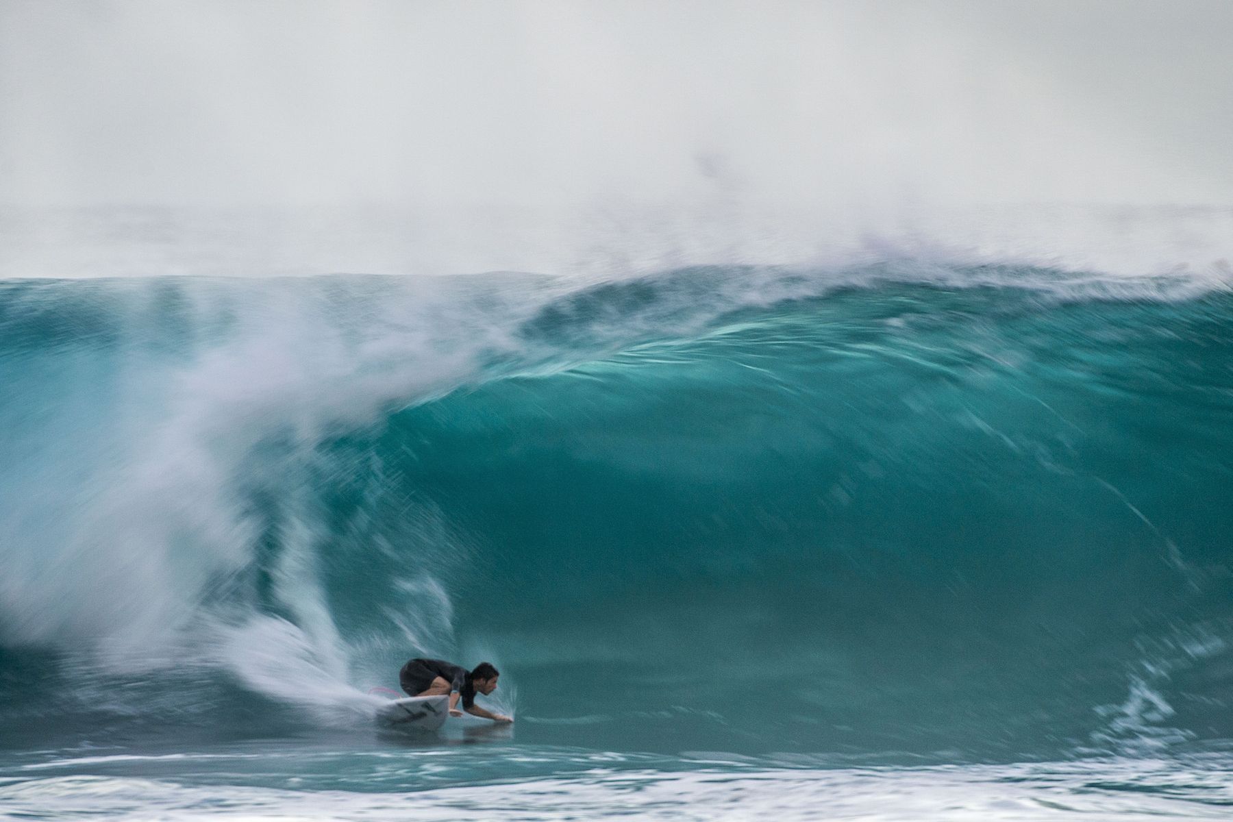 Cam Richards ist an der North Shore von Hawaii gelandet. Immer eine gute Wahl. Credit: Red Bull Media House