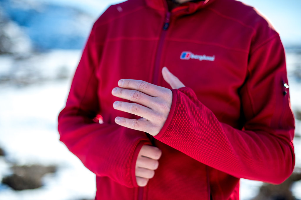 Rote Berghaus Outdoor Herren Jacke mit extra Fingerlöchern in den Ärmeln