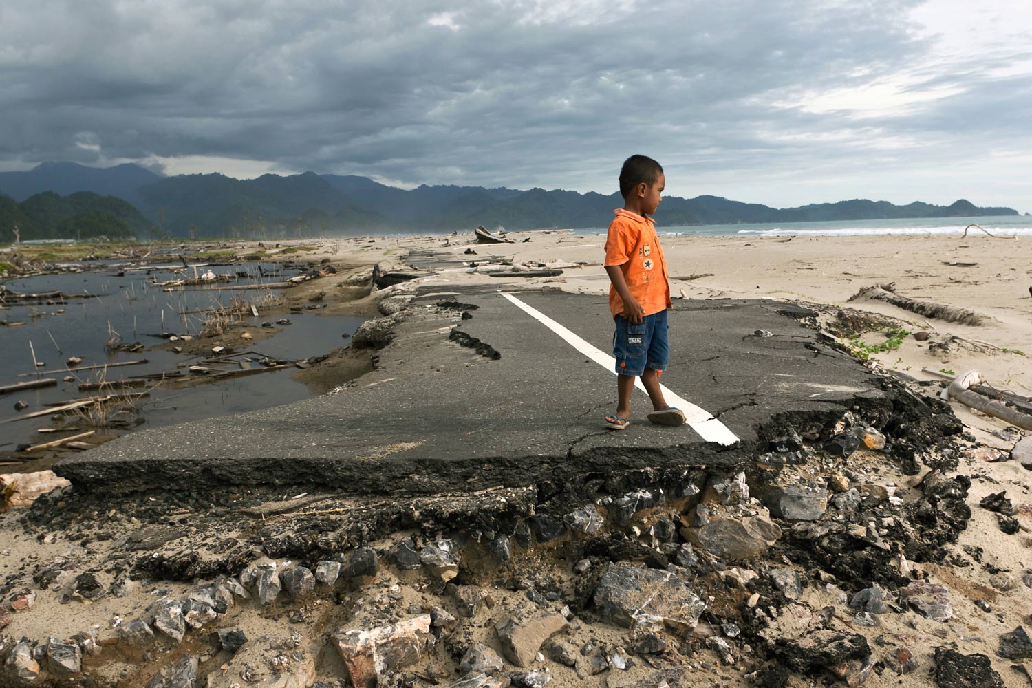 tsunami-in-indonesien-trappe