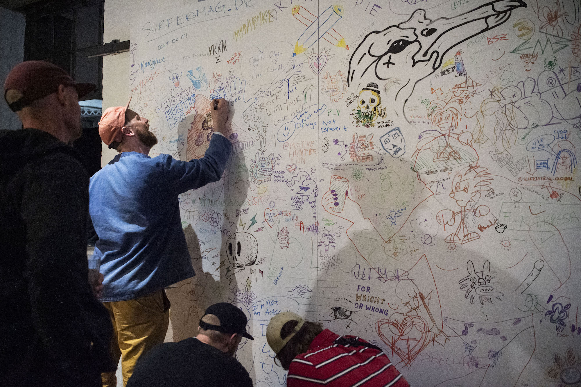 mood-wall-and-free-posca-pens