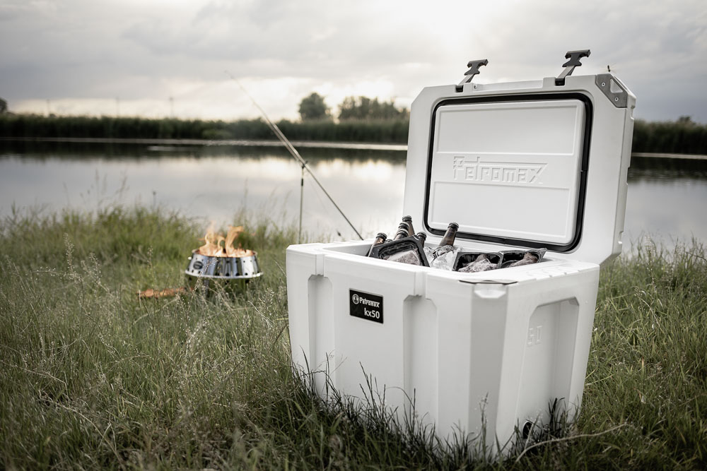 PX_Kuehlbox_kx25_kx50_Cool-Box-am-See-mit-Atago_at-the-lake-with-Atago_Glacière-au-lac-avec-Atago