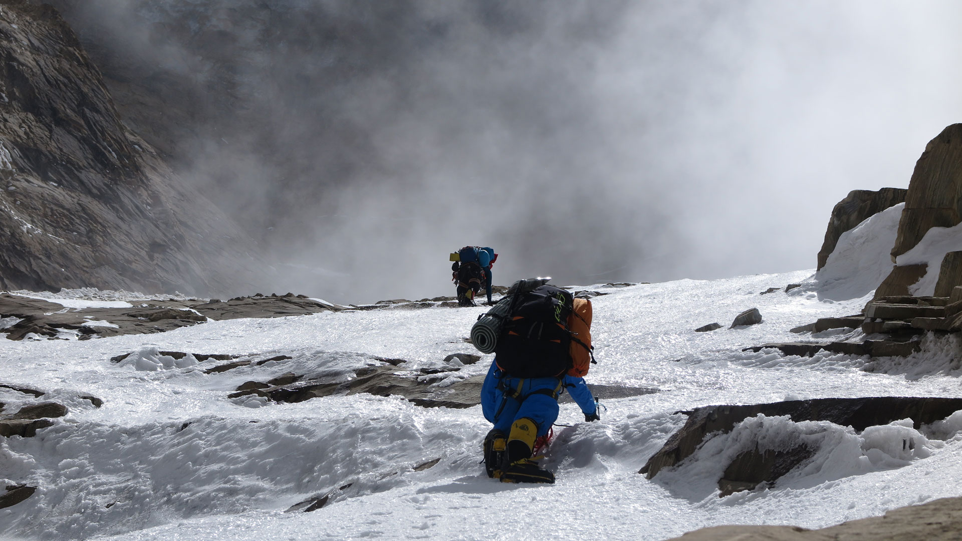 Climbing-ice-couloir-on-Annapurna-NW-face