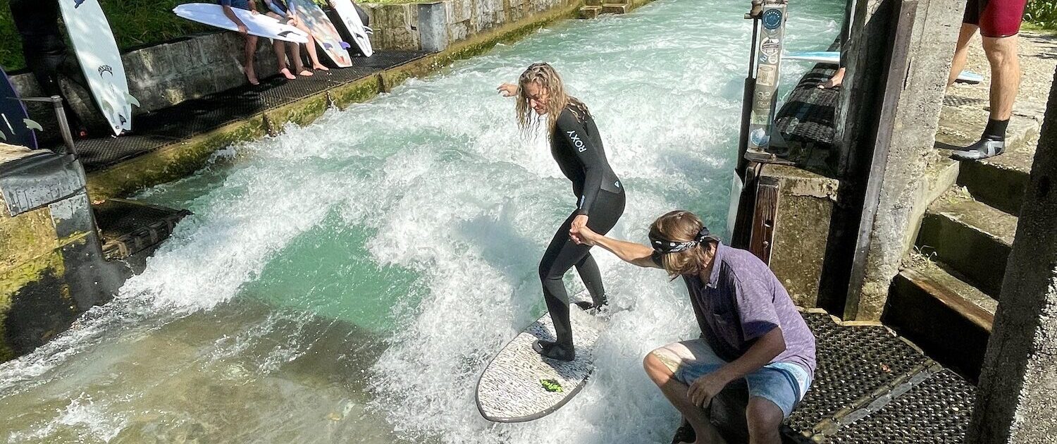 Sandra Gellan und Patrick mit der „helping hand“ auf der Almwelle (Salzburg) / Foto: Quirin Kopfhammer
