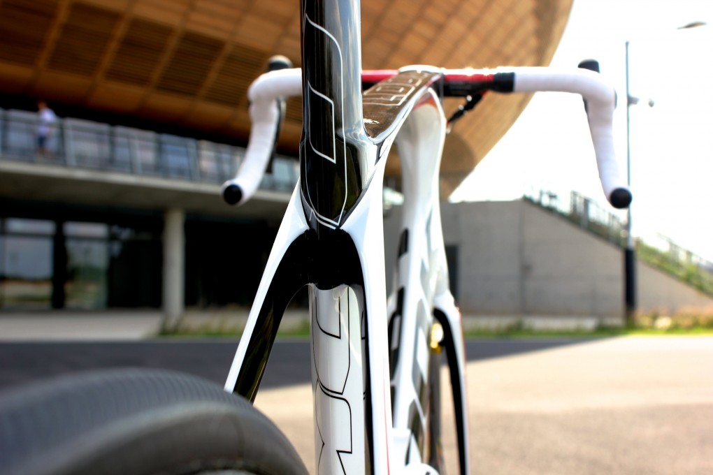 Klar, Aerodynamik spielt eine große Rolle beim 795. Im Vergleich zum 695 wiegt es nicht mehr, ist aber in Sachen Aerodynamik deutlich stärker. Die Rohrübergänge wurden in Tropfenform gestaltet und dank der zahlreichen Integrationen hält nur noch der Fahrer seine Nase in den Wind.