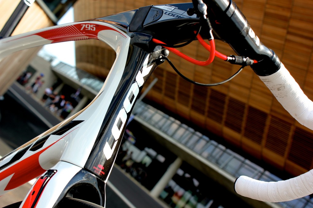 Der Steuerkopf ist das auffallendste Feature des 795. Er geht nahtlos in die Gabel und den Vorbau über. Der Carbon-Vorbau ist vollständig integriert trotz einer Einstellbreite von 57mm bei 110mm Länge.