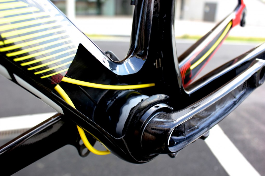 Die patentierte Kabelführung ist komplett intern. Wie man sieht, werden die Kabel am Tretlager vorbeigeführt und im Inneren des Rahmens verteilt, damit kein unnötiger Luftwiderstand erzeugt wird. 