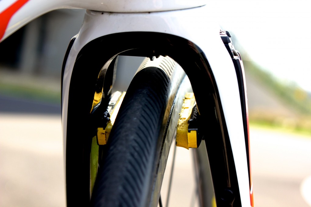 Du kannst das 795 mit und ohne integrierte Bremsen kaufen. In der Aerolight-Version gibt es die, in der Gabel, integrierte Bremsen. Die Light-Version kommt ohne aus. Diese Integration der Bremsen konnte man noch nirgends sehen. 