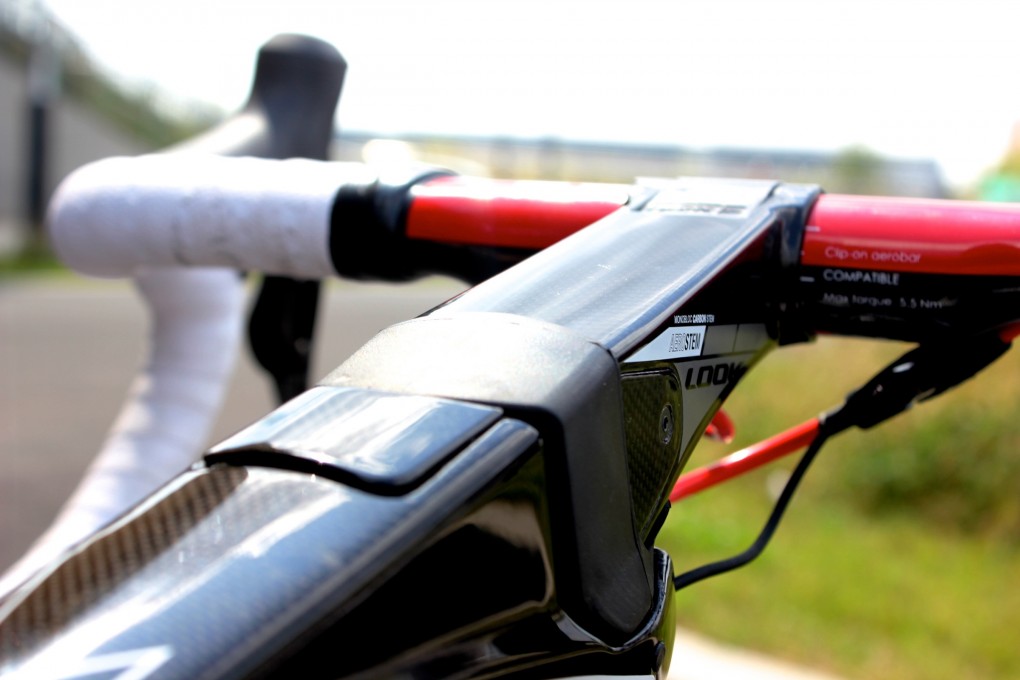 Der Carbon-Vorbau ist nicht nur aerodynamisch. Der Einstellbereich von +17 bis -13 Grad ist deutlich größer als beim Vorgänger-Vorbau des 695. Die Klemmschrauben befinden sich hinter dem Lenkerbügel und die Schelle ist relativ schmal, was den Luftfluss kaum behindert.