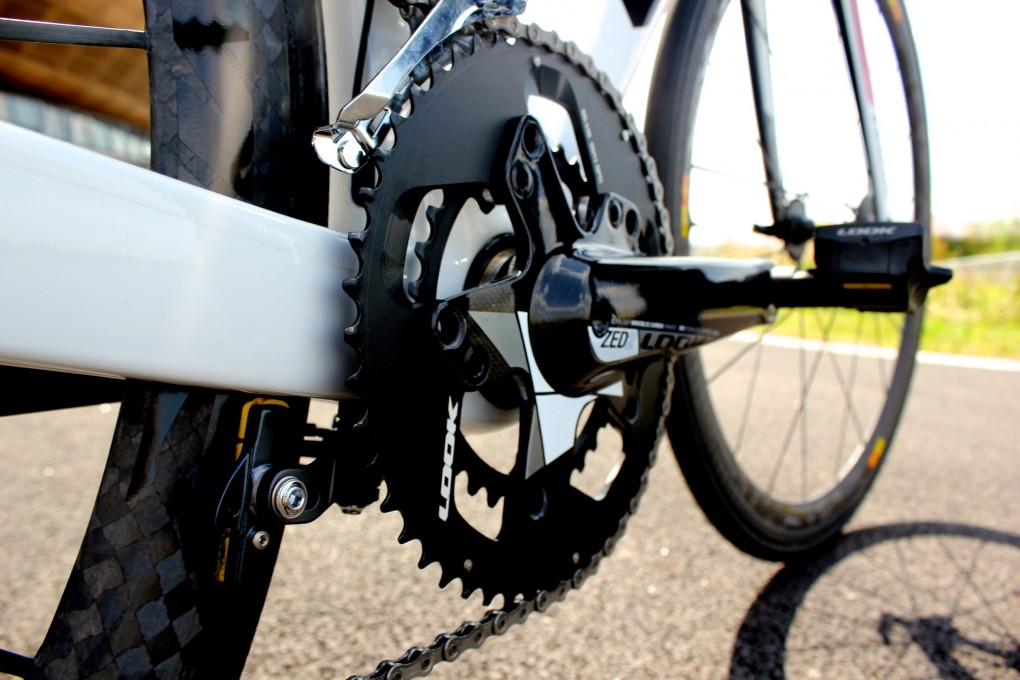 Die Zed2 wird sowohl im Aerolight als auch im Light verbaut sein. Das besondere an der Konstruktion ist, dass die 2 Kurbeln, die Achse und das Kettenblatt aus einem Stück sind. Die Zed2 ist eine Innovation an Steifigkeit und Gewicht. Die Länge der Kurbeln kann auf die Längen 170, 172,5 und 175 mm angepasst werden. Das ist der Tri-Lobe-Achsen-Technologie zu verdanken. Look gibt an, dass es auch möglich ist Kettensets anderer Hersteller zu verwenden. Für Freunde der SRM-Leistungsmessung sollte das interessant sein.