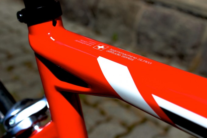 Die neue BMC Team Machine SLR03 basiert auf der gleichen Entwicklungssoftware wie auch das Top-Modell SLR01. Die Steifigkeitswerte sind annähernd gleich. Der Unterschied liegt auch und vor allem im deutlich höheren Gewicht gegenüber dem Flaggschiff.