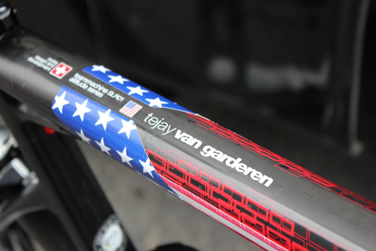Das Oberrohr jedes BMC-Fahrers war mit der Nationalflagge des Fahrers dekoriert. Der in Washington geborene Tejay Van Garderen bekam sein Bike demnach in den amerikanischen Landesflaggen.