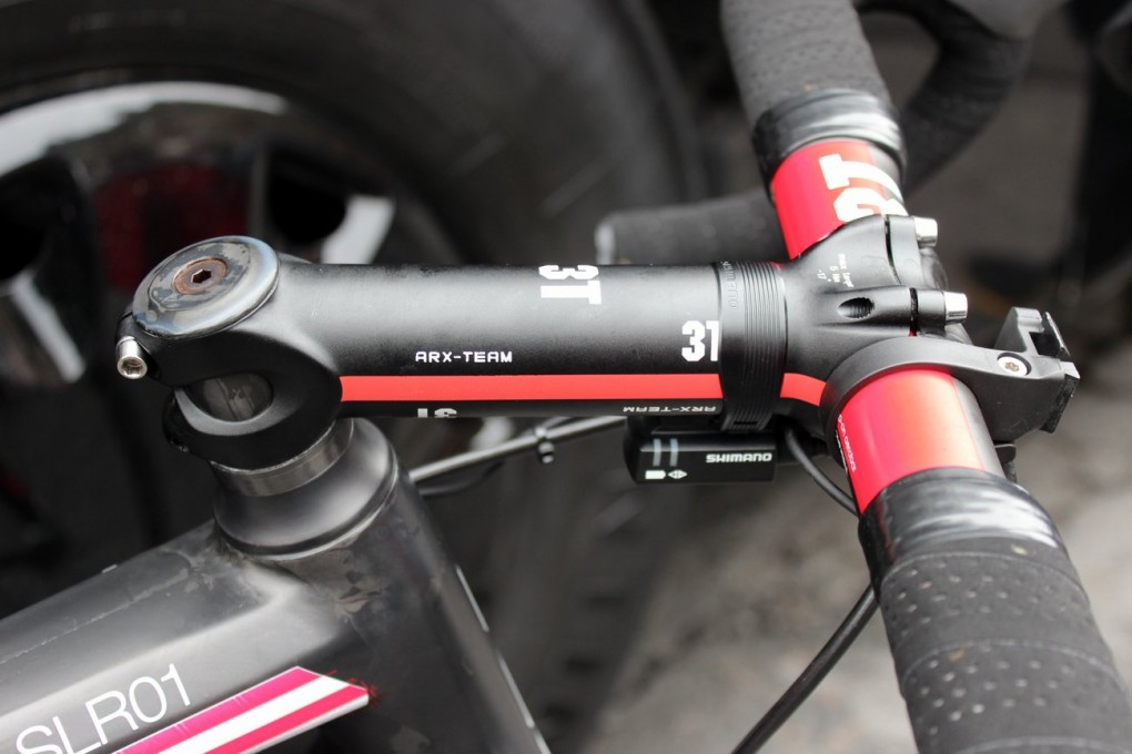 Wir sehen hier den 3T ARX-Team Alu-Vorbau und den 3T Ergosum Team-Lenker an Van Garderens BMC.