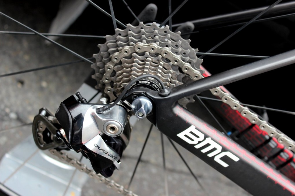 Shimano sponsort 10 WorldTour Teams: Giant-Shimano, Belkin Pro Cycling, BMC Racing, FDJ.fr, Garmin-Sharp, Katusha, Orica-GreenEDGE, Lampre-Merida, Team Sky und Trek Factory Racing. Hier sehen wir die Shimano Dura-Ace Di2-Gruppe auf einer 11-28t-Kassette.