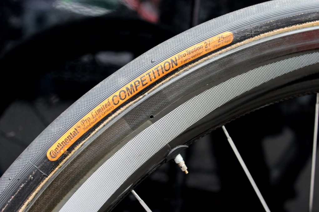 In den letzten Jahren haben viele Teams ihre Reifen verändert. Es ging hin zu breiteren Reifen, um den Grip und den Komfort zu erhöhen. Van Garderen fährt 25mm Continental Competition ProLtd Reifen.