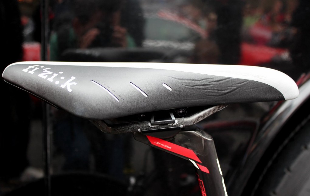 Van Garderen sitzt auf einem Fizik Arione K3-Sattel, welcher ursprünglich für den Triathlon-Einsatz konzipiert wurde.