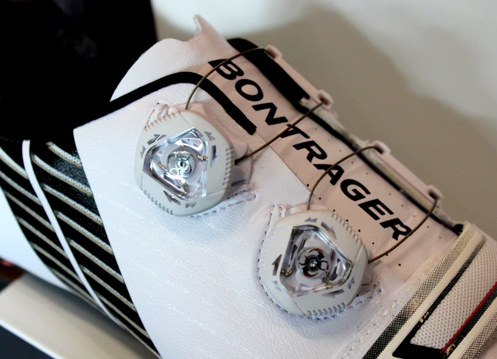 Der Bontrager XXX Rennradschuh ist in rot und weiß verfügbar. Ausgestattet mit einem doppelten BOA-Verschlusssystem, lässt sich der Schuh perfekt anpassen.