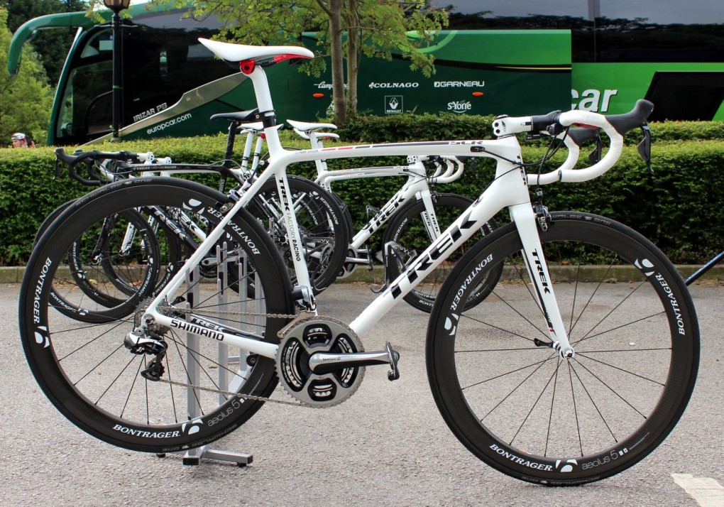 Das Emonda wird unter anderem von Fränk Schleck auf der Tour de France 2014 gefahren. Es wurde auch erst offiziell zum Tourstart vorgestellt und der Rahmen wiegt nur 690g.