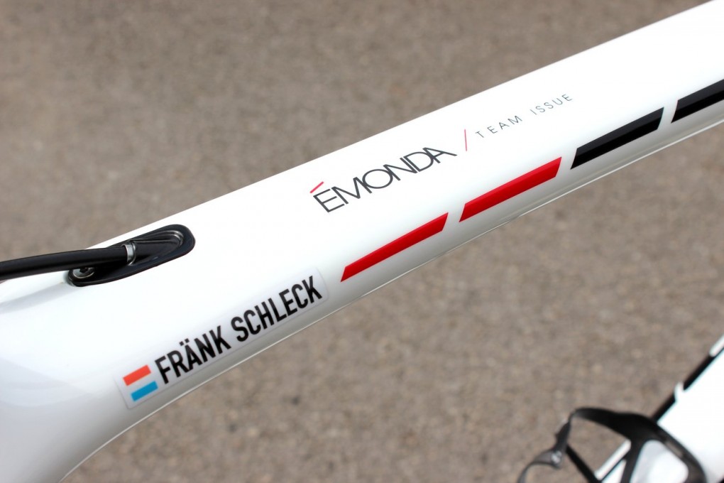 Die komplette Emonda-Palette beinhaltet 15 Räder. Das 690g schwere SLR ist das Top-Modell. Die Mittelklasse (das SL) wiegt 950g und das 1200g schwere Modell S bildet das Einstiegslevel. Das Emonda von Schleck muss natürlich auf die 6.8kg UCI-Grenze kommen. Wir können ein deutlich leichteres Emonda fahren, wenn wir das entsprechende Kleingeld haben.