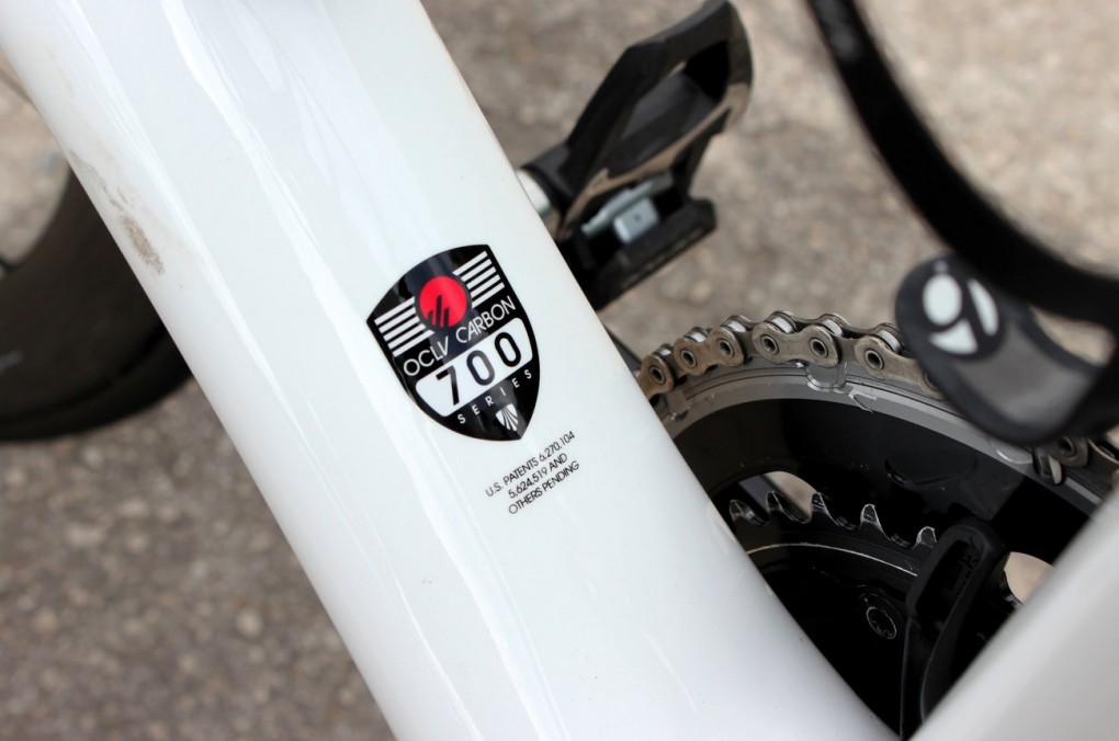 Der Rahmen des SLR besteht aus den hochwertigsten Carbon-Fasern, die Trek zur Verfügung stehen. Die OCLV 700-Series steht für Optimum Compaction, Low Void und einen ganz speziellen Herstellungsprozess dem es Trek verdankt qualitativ so hochwertige Produkte zu produzieren. Auch die Steifigkeit des Rahmens kann sich sehen lassen.