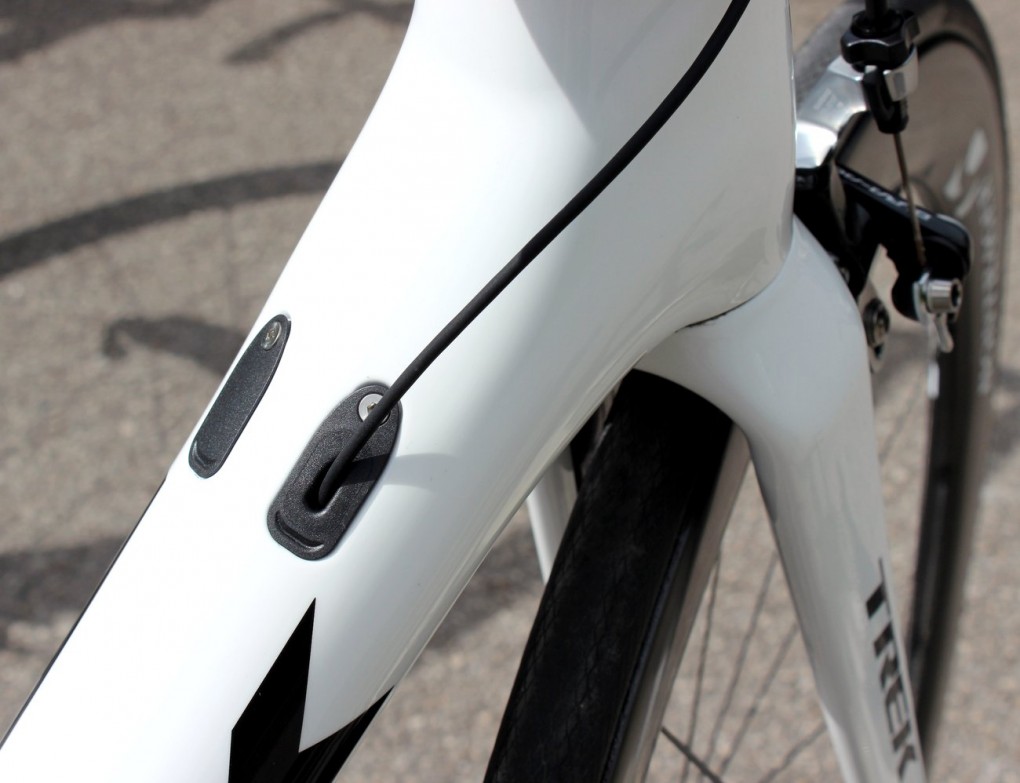 Das Emonda ist sowohl mit mechanischer als auch mit elektronischer Schaltung kompatibel. Schlecks Bike fährt mit einer kompletten elektronischen Shimano Dura-Ace Di2. Campagnolo lässt den Fahrern die freie Wahl ob sie mit mechanischer oder elektronischer Schaltung fahren. Shimano wünscht sich von seinen Fahrern, den Einsatz der Di2.