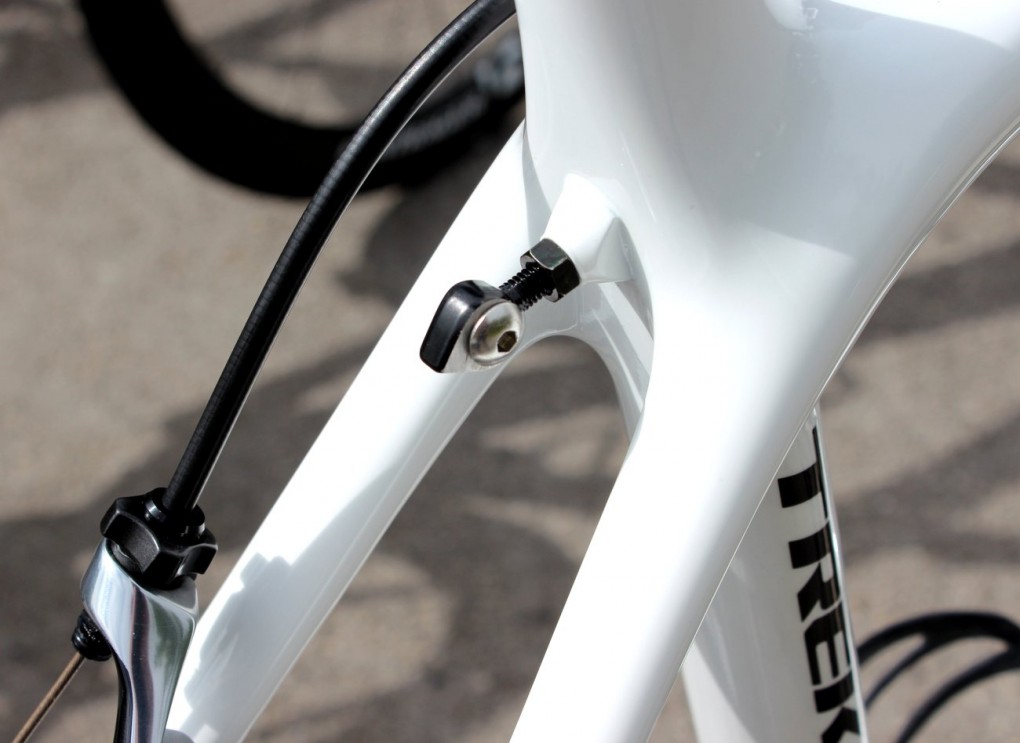 Das Trek Emonda hat eine integrierte Halterung für die Rennnummern. Viele andere Hersteller denken nicht an dieses Detail, weshalb die Nummern dann mit Metallklammern befestigt werden müssen.
