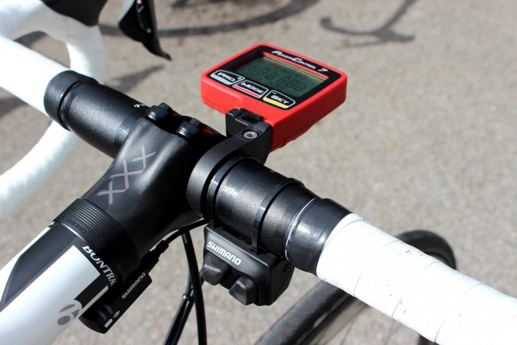 Auf Schlecks Rad finden wir einen SRM Power Control 7-Radcomputer und eine Shimano Satelliten-Schaltung, sodass er die Handposition nicht bewegen muss, um zu schalten. Das ist vor allem beim Klettern hilfreich. Der Bontrager XXX Carbon-Vorbau ist 130mm breit und klemmt den Bontrager RL Alu-Lenker.