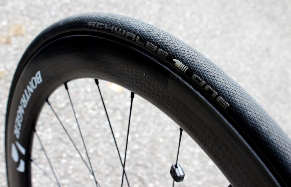 Bontrager gehört zu Trek. So ist es nicht verwunderlich, dass Trek auf Bontrager-Ausrüstung fährt. Wir sehen auf Schlecks Bike die 50mm-tiefe Aeolus 5-Felge und Schwalbe One-Reifen.