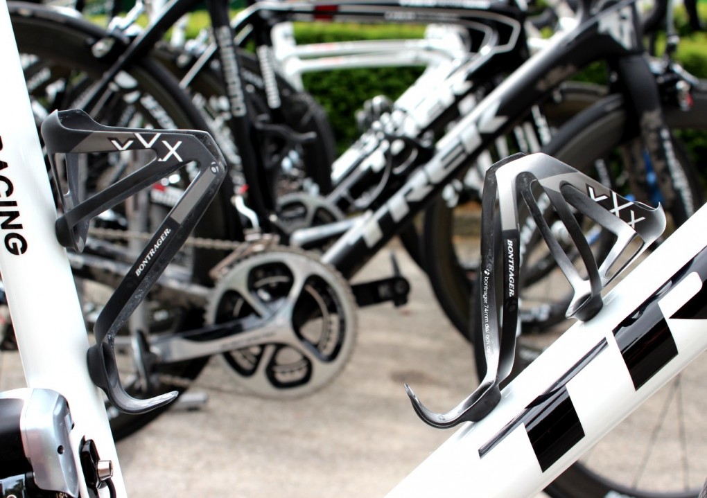 Wir waren überrascht, auf Schlecks Bike Carbon-Flaschenhalter zu finden. Viele Teams verbauen Metallflaschenhalter um die von der UCI vorgegebenen 6,8kg zu erreichen. Vor allem da das Trek Emonda deutlich unter den 6,8kg liegt, mussten Treks Mechaniker einiges an toten Ballast verbauen.