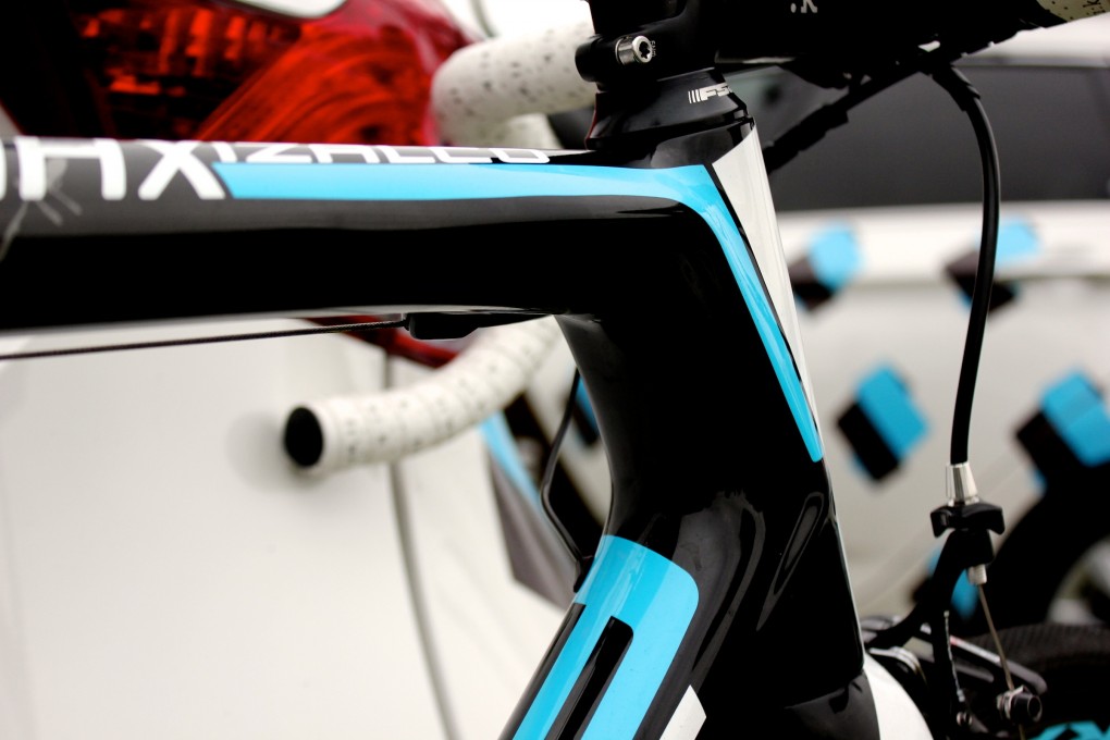 Das Steuerrohr wirkt etwas klobig - passt aber ins Gesamtkonzept. Man beachte auch die externe Kabelführung.