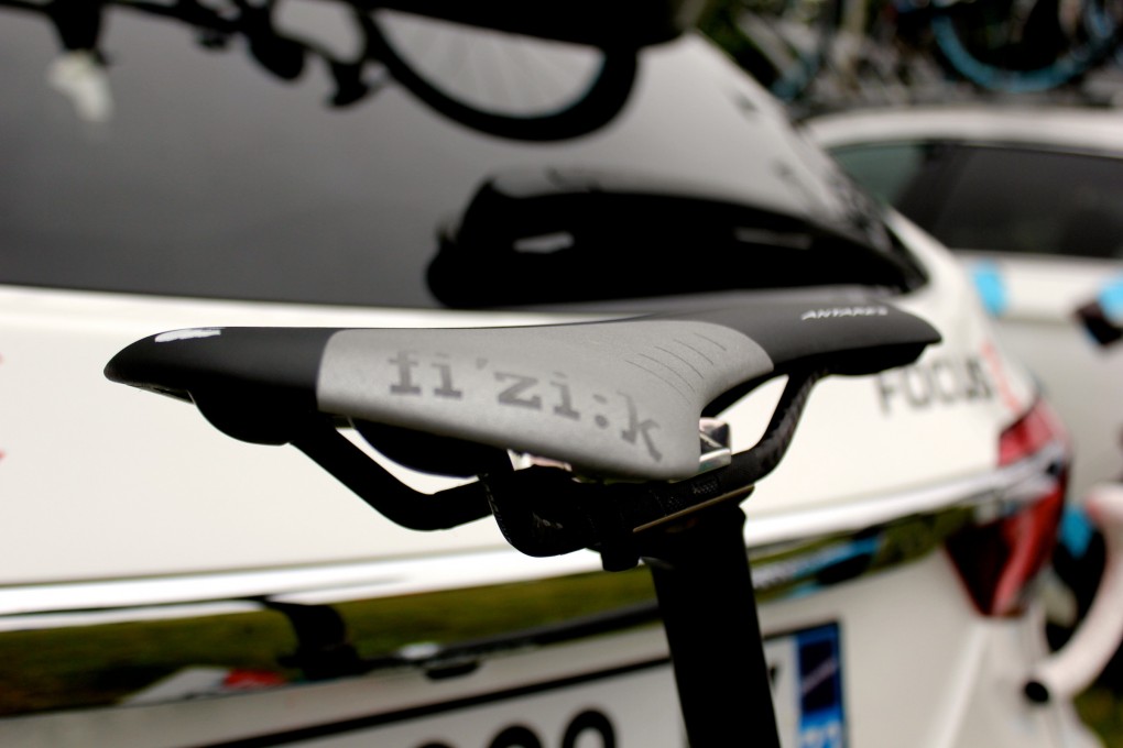 Der Sattel kommt, wie bei vielen anderen Teams auch, von Fizik.