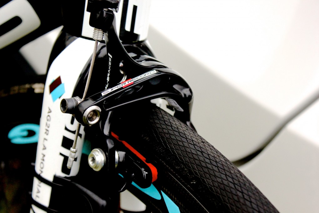 Auf dem Rad finden wir eine Super Record EPS von Campagnolo.