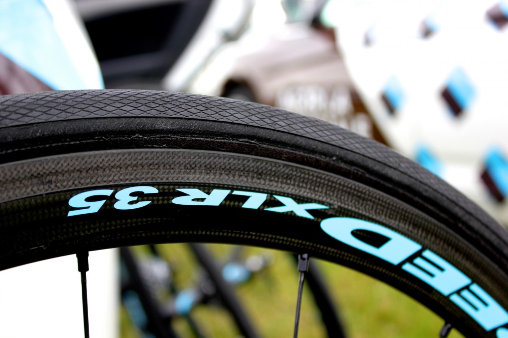 Die Rennmaschine fährt auf Fulcrum XLR 35.