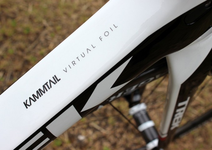 Das Madone ist bei Trek zwischen dem neuen superleichten Emonda und dem Endurance-Modell Domane kategorisiert. Die Carbon-Rohre unterliegen dem Kammtail-Design von Trek und sollen aerodynamische Vorteile bringen.