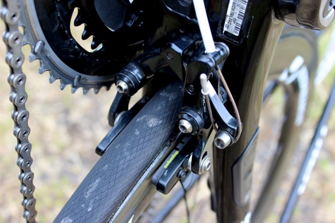 Fast unsichtbar hinter der Kurbel verborgen finden sich die HR-Bremsen des Dura Ace Boliden. Aerodynamisch ist das ein wertvoller Beitrag, für Mechaniker bei Problemen während eines Rennens eher eine Katastrophe. Jensis lange Beine erfordern monströse 177,5mm-Kurbelarme. Die Kurbel kommt aus dem Regal von SRM.