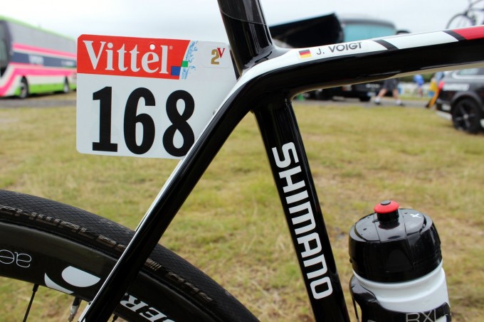 Seine erste Tour fuhr Jens Voigt 1998 als Marco Pantani in Paris das Zepter in Empfang nahm. Die Nummer 2 in der rechten Ecke der Startnummer sagt aus, dass Jens Voigt bisher 2 Etappen gewinnen konnte. 2001 war es das erste mal soweit und er trug auch einen Tag das Gelbe Trikot. 2006 hängt er seinen Ausreißer-Kollegen Óscar Pereiro vor dem Ziel ab und siegte mit über einer halben Stunde Vorsprung vor dem Hauptfeld.