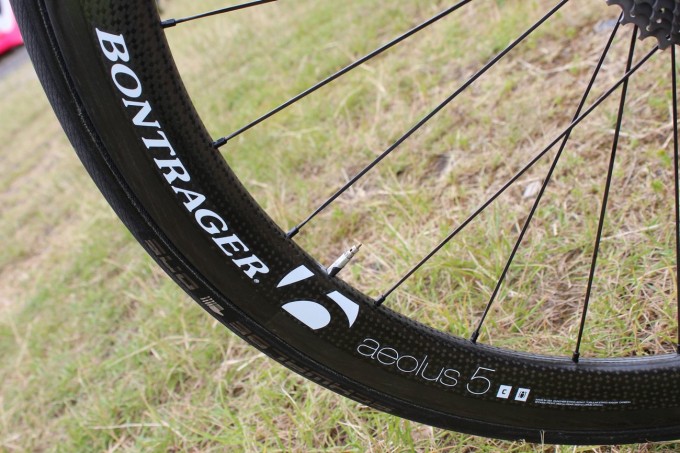 Als Laufräder dienen dem Deutschen Bontrager Aeolus 5 Hochprofilfelgen mit Alu-Speichen aus dem hauseigenen Trek-Regal Aufgeklebt habem ihm seine Mechaniker die neuen Schwalbe One Schlauchreifen.