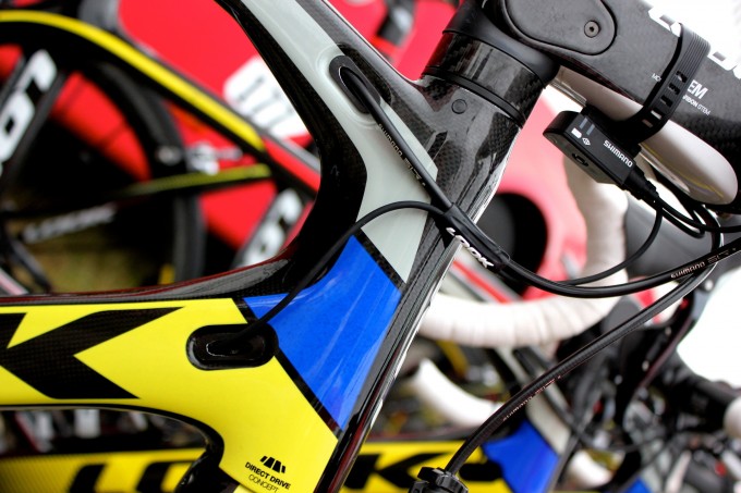 Internes Cable-Routing für die Hinterradbremse am Oberrohr und die Ansteuerung sowie Stromversorgung von Schaltwerk- und Umwerfer. Verbaut ist eine Dura Ace 9070 Di2 mit dem an Looks  C-Vorbau montiertem Cockpit. Der Rahmen eignet sich gleichermaßen für mechanische wie auch elektronische Schaltungen.