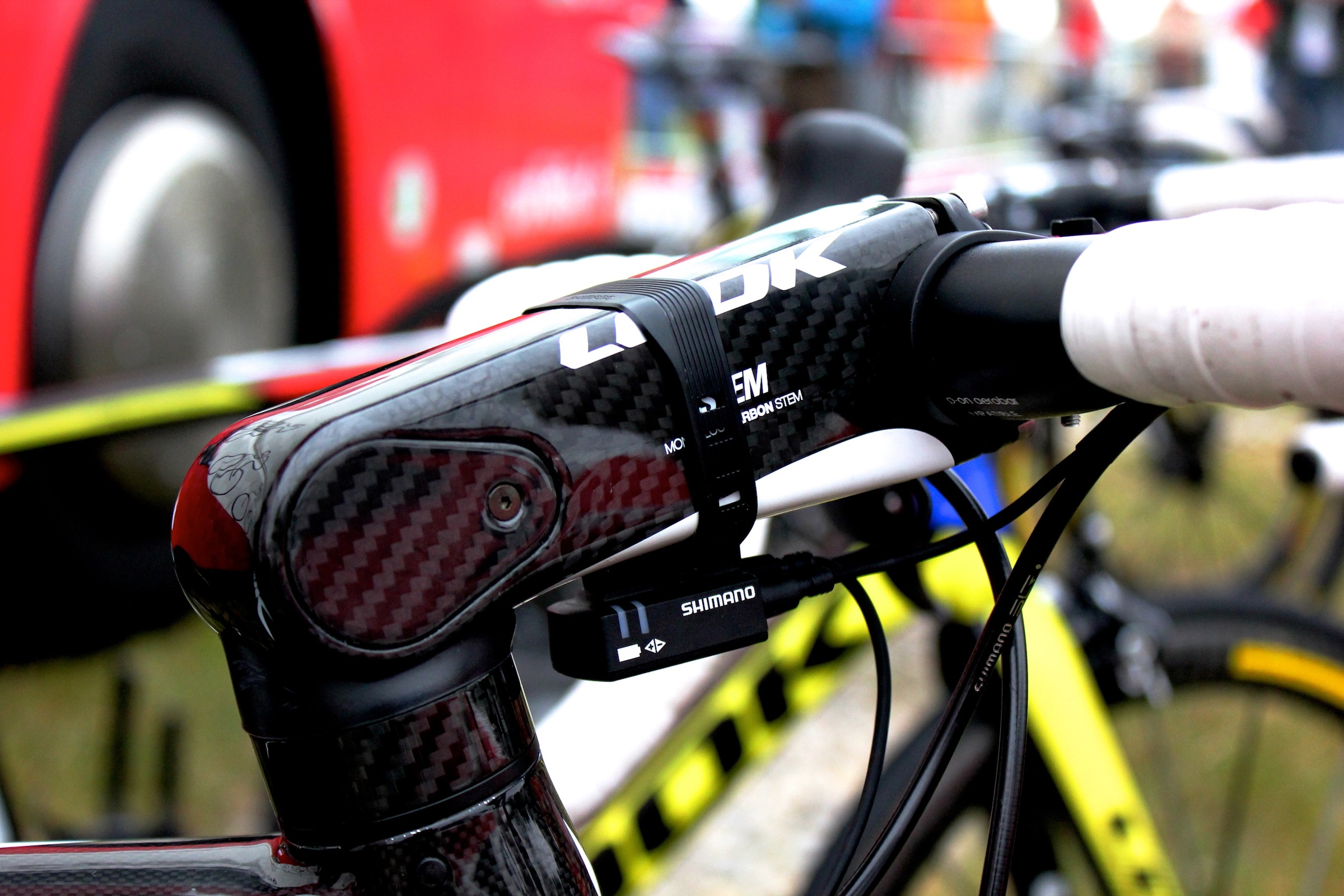 Ein weiterer Unterschied zum 695er Aerolight Serienbike findet sich bei genauer Betrachtung am Vorbau. Während das Serienbike auf einen Look-Vorbau mit Deckel am Steuerrohr setzt, fanden wir am Pro-Bike diesen vollverkleideten Look C-Stem 2 mit verdeckter Klemmung und einem vertikalen Verstellbereich von -9 bis +13 Grad, was Spacern bis zu 55mm entspricht.