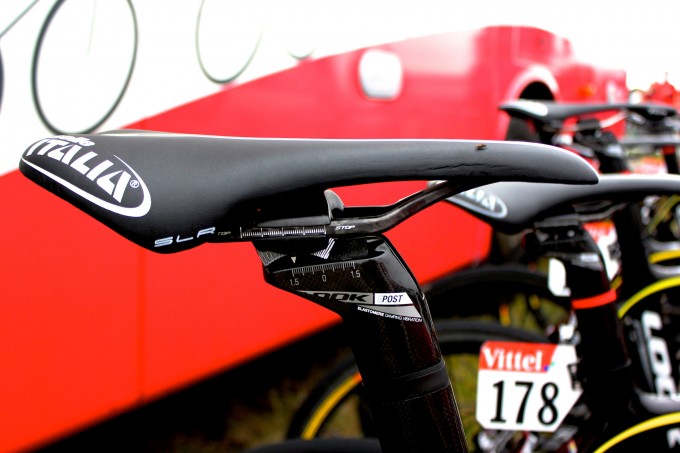 Die Look E-Post Sattelstütze besteht aus einem kleinen Einsatz, der auf die integrierte Sattelstütze montiert wird. Die integrierten und in verschiedenen Höhen einsetzbaren Elastomer-Ringe lassen eine Verstellung der Sitzhöhe zu, wenn auch nur im kleinen Rahmen. Bei privat genutzten Rädern schmälert diese Option nicht gänzlich den Wiederverkaufswert.