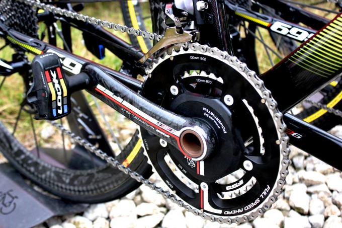 Sakrileg! Auch die Look-Kurbel ZED 2 musste weichen und wurde durch eine FSA K-Force Light mit integriertem SRM-Powermeter ersetzt. Mal abgesehen von der Tatsache das die K-Force zu den besten Kurbeln am Markt gehört, ist die ZED 2 wie gemacht für das 695 Aerolight und weist neben der genialen Optik auch noch den sog. Trilobe-Insert auf, der nur durch die Drehung des Inserts der Pedalachse die Kurbellänge zwischen 170, 172,5 und 175mmm gestattet. Die Look ZED 2 gibt es aber nicht mit SRM Leistungsmesser, das ist der Grund des Austauschs. Des Weiteren wurden hier Look Keo Blade II Pedale verbaut.