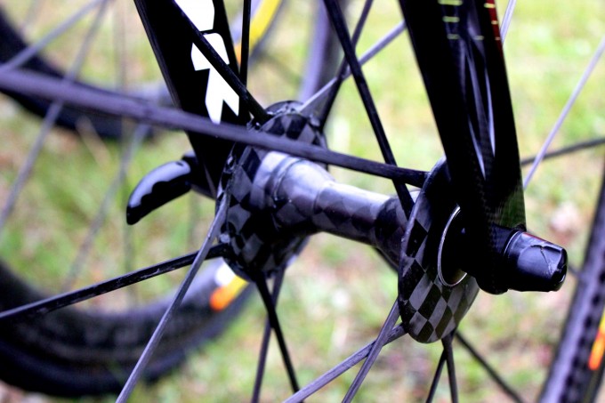 Look und Cofidis sind sehr stolze Firmen und bleiben beim Ausstatten der Räder auch gerne im eigenen Land. Das hat bei Kurbel (Italienisch/Deutsch) nicht geklappt, bei der Schaltung auch nicht aber immerhin kommen die Laufräder wieder vom Partner Mavic. Taaramäe rollt auf Mavics Cosmic Ultimate 40mm Carbonlaufrädern. Mit einem gesamtgewicht von 1185g gehören die Cosmic Ultimate zwar nicht zum Upper class des Leichtbaus, sind aber dennoch sehr leicht.