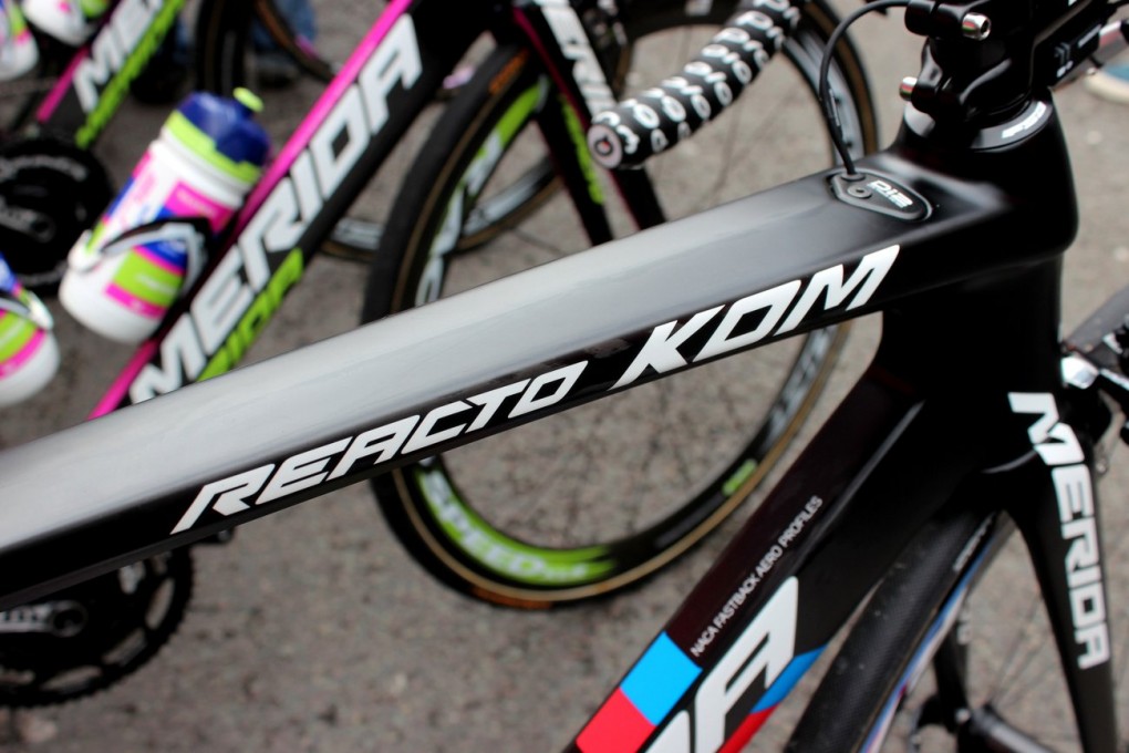 Costas Reacto KOM ist eine spezielle super-leichte-Version des Rahmens. Er wiegt nicht mehr 7,25g sondern auf das Gramm genau 6,8g.