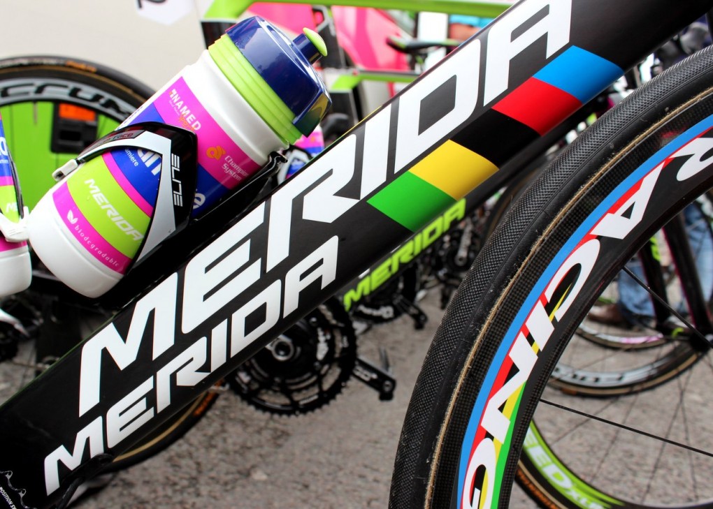 Das komplette Bike ist in weltmeisterlichen Farben getaucht. Klar, wer den Weltmeister in seinem Team hat, will das auch zeigen.