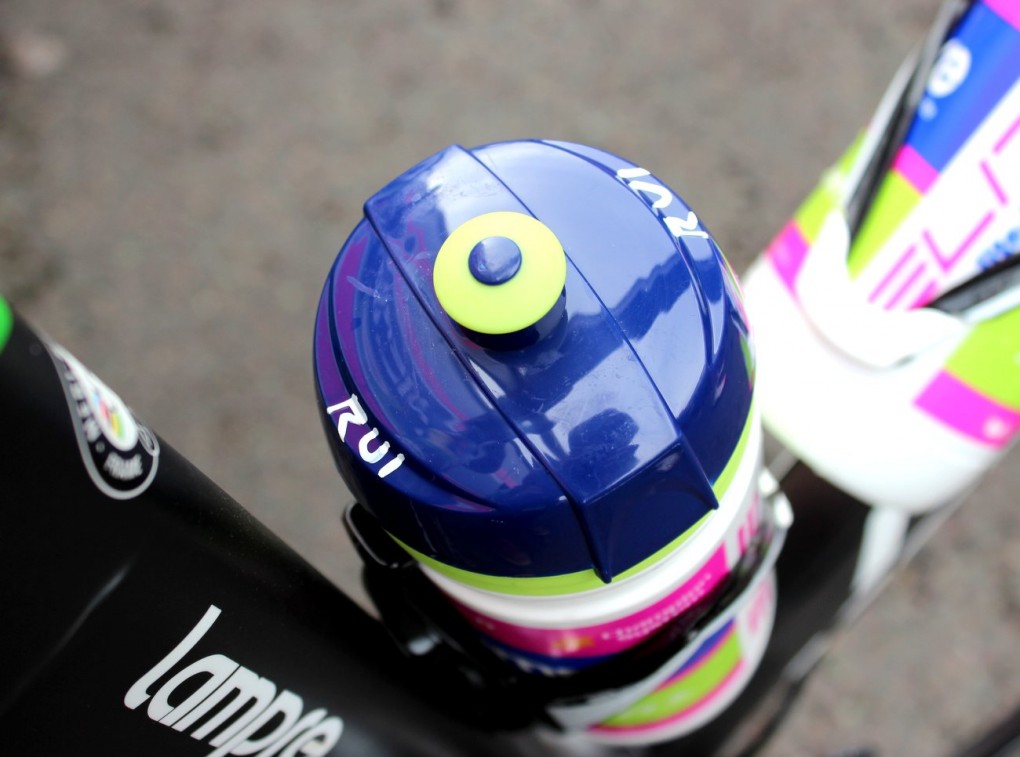 Manche Fahrer haben personalisierte Trinkflaschen. So auch Rui Costa.