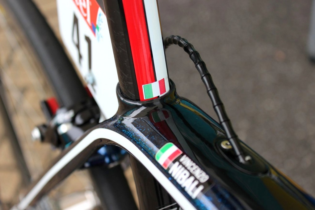 Nibali ist amtierender italienischer Meister. Die schöne italienische Flagge markiert seine Sattelhöhe. 